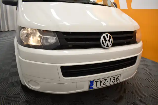 Valkoinen Pakettiauto, Volkswagen Transporter – TYZ-136