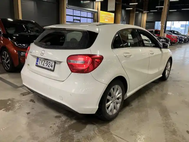 Valkoinen Viistoperä, Mercedes-Benz A – TYZ-924