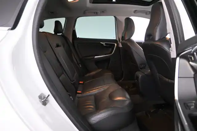 Valkoinen Maastoauto, Volvo XC60 – TZA-118