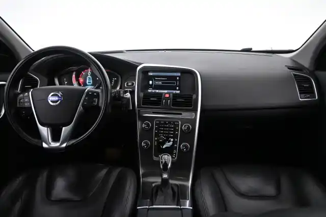 Valkoinen Maastoauto, Volvo XC60 – TZA-118