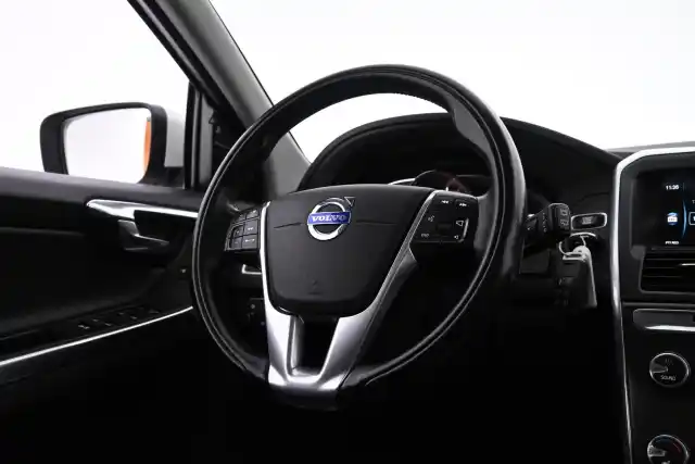 Valkoinen Maastoauto, Volvo XC60 – TZA-118