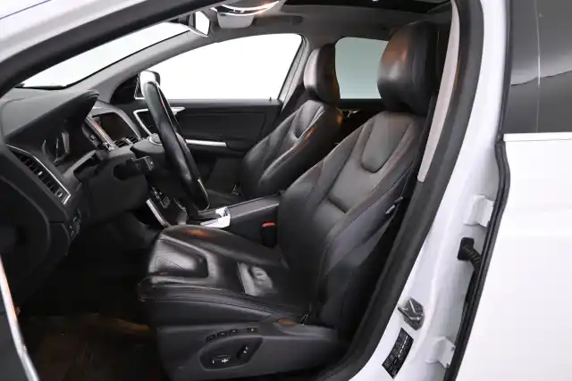 Valkoinen Maastoauto, Volvo XC60 – TZA-118