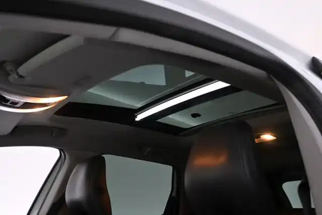 Valkoinen Maastoauto, Volvo XC60 – TZA-118