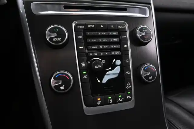 Valkoinen Maastoauto, Volvo XC60 – TZA-118