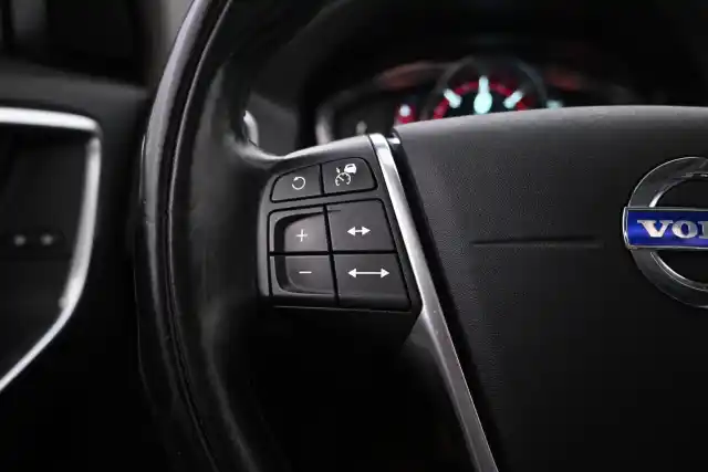 Valkoinen Maastoauto, Volvo XC60 – TZA-118