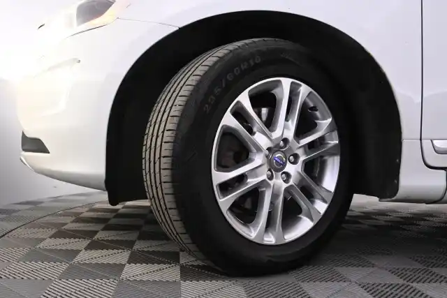 Valkoinen Maastoauto, Volvo XC60 – TZA-118