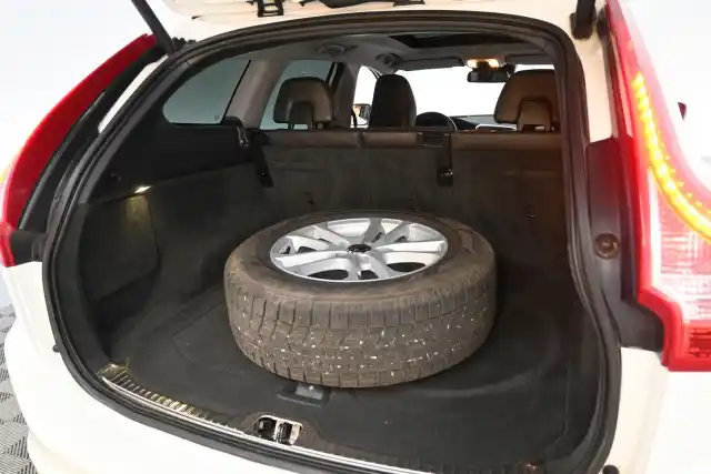 Valkoinen Maastoauto, Volvo XC60 – TZA-118