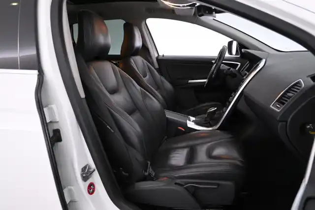 Valkoinen Maastoauto, Volvo XC60 – TZA-118
