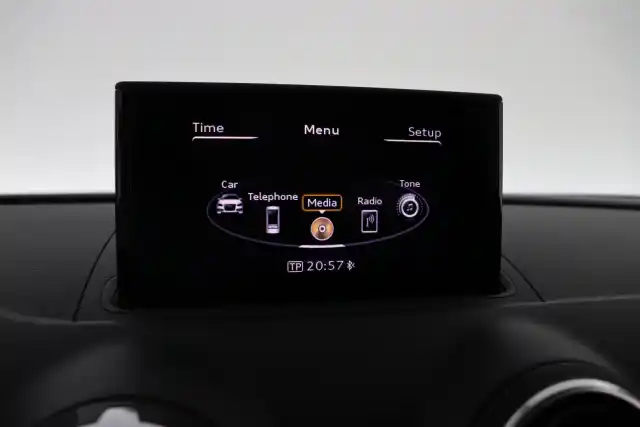 Valkoinen Viistoperä, Audi A3 – TZB-352