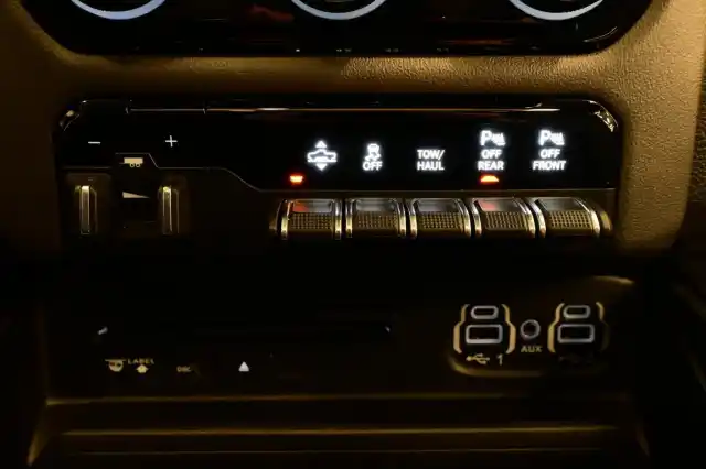 Musta Kuorma-auto, DODGE RAM – TZE-214