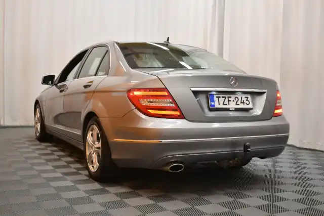 Harmaa Sedan, Mercedes-Benz C – TZF-243