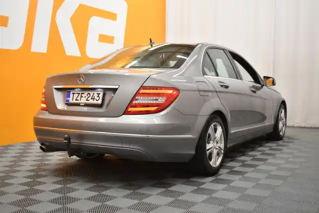 Harmaa Sedan, Mercedes-Benz C – TZF-243