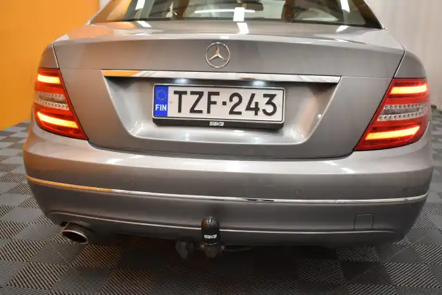 Harmaa Sedan, Mercedes-Benz C – TZF-243