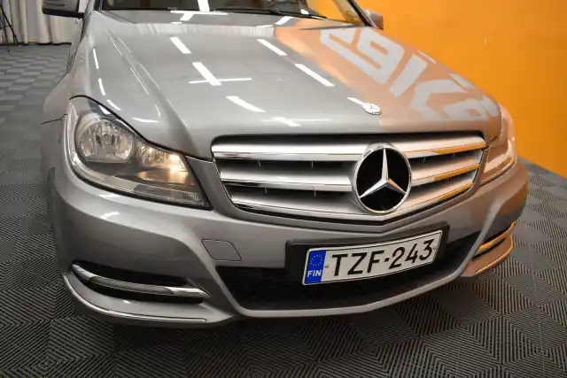 Harmaa Sedan, Mercedes-Benz C – TZF-243