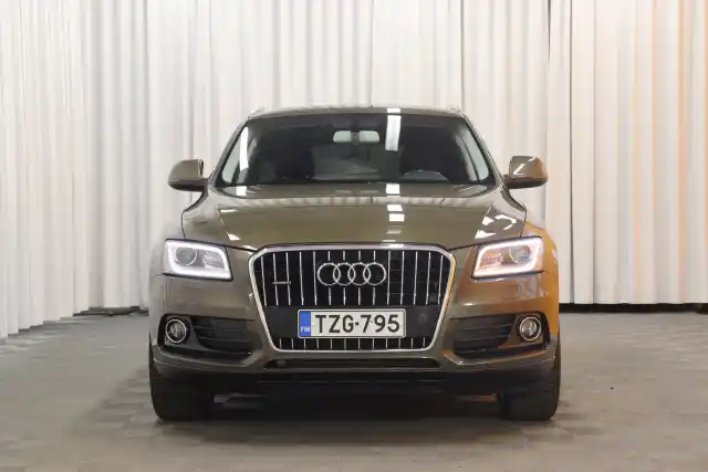 Ruskea Maastoauto, Audi Q5 – TZG-795