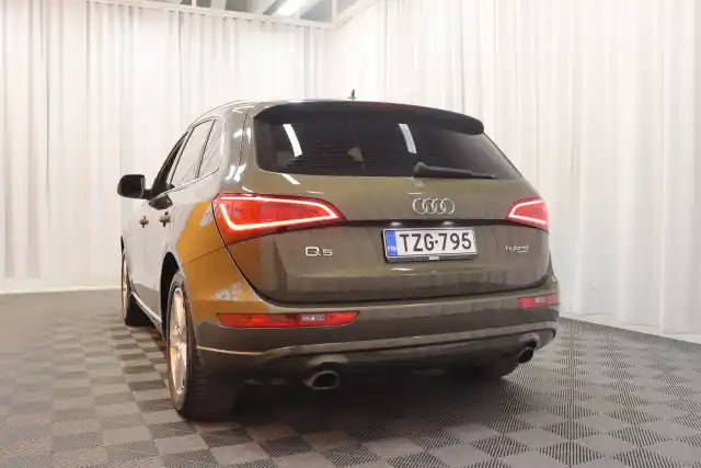 Ruskea Maastoauto, Audi Q5 – TZG-795