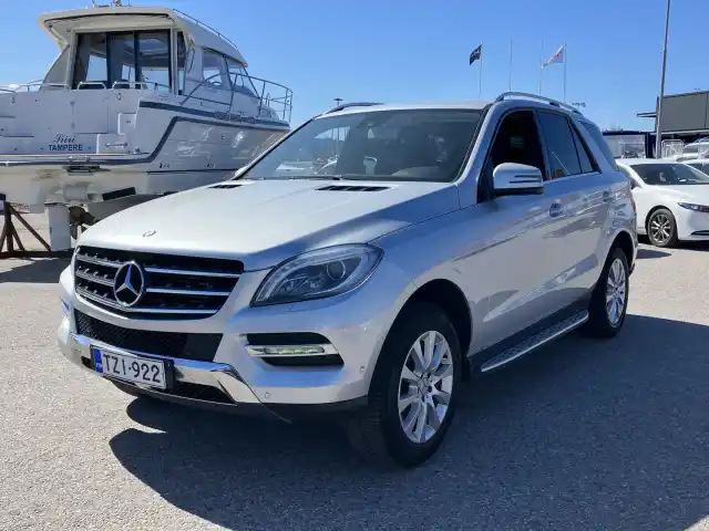Harmaa Maastoauto, Mercedes-Benz ML – TZI-922