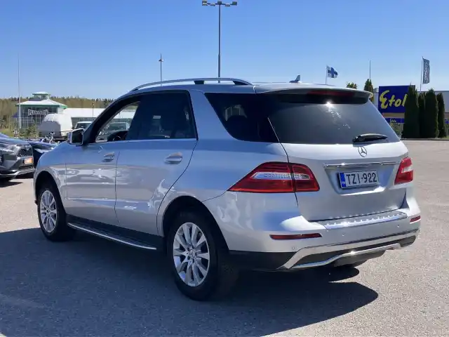 Harmaa Maastoauto, Mercedes-Benz ML – TZI-922