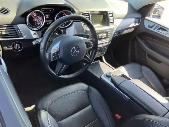 Harmaa Maastoauto, Mercedes-Benz ML – TZI-922