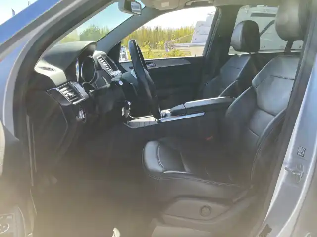 Harmaa Maastoauto, Mercedes-Benz ML – TZI-922