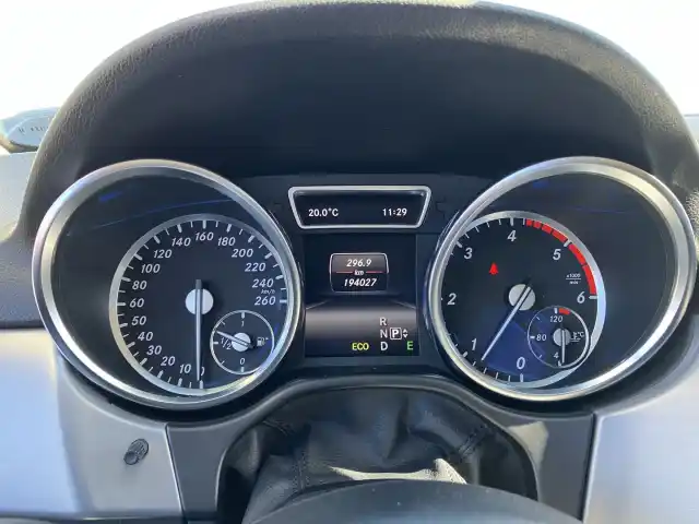 Harmaa Maastoauto, Mercedes-Benz ML – TZI-922