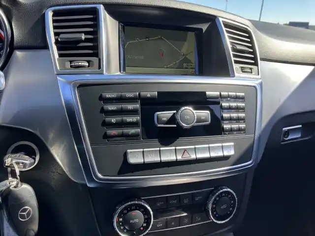Harmaa Maastoauto, Mercedes-Benz ML – TZI-922