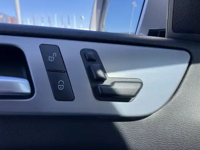 Harmaa Maastoauto, Mercedes-Benz ML – TZI-922