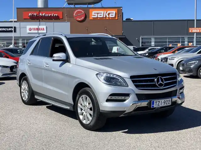 Harmaa Maastoauto, Mercedes-Benz ML – TZI-922