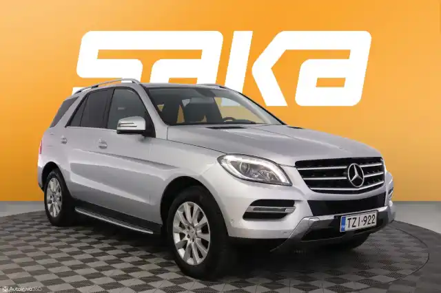 Harmaa Maastoauto, Mercedes-Benz ML – TZI-922