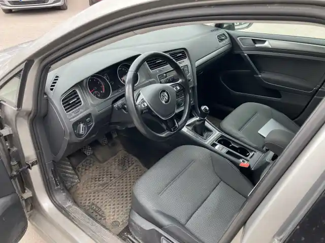 Harmaa Viistoperä, Volkswagen Golf – TZJ-267