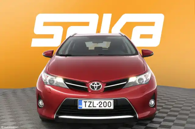 Punainen Farmari, Toyota Auris – TZL-200