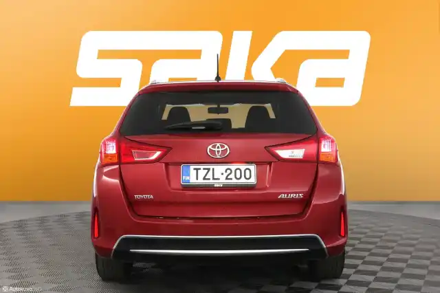 Punainen Farmari, Toyota Auris – TZL-200