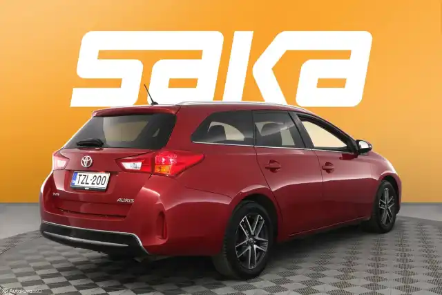 Punainen Farmari, Toyota Auris – TZL-200