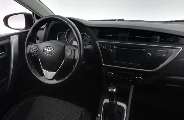 Punainen Farmari, Toyota Auris – TZL-200