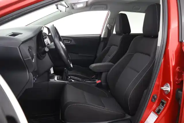 Punainen Farmari, Toyota Auris – TZL-200