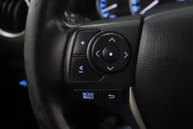 Punainen Farmari, Toyota Auris – TZL-200