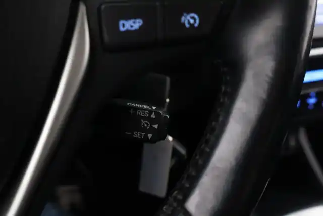 Punainen Farmari, Toyota Auris – TZL-200