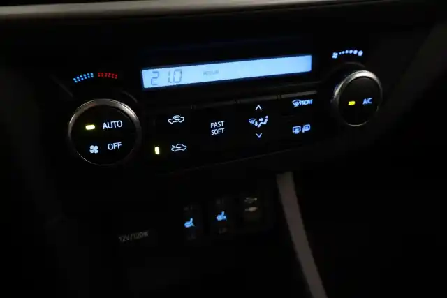 Punainen Farmari, Toyota Auris – TZL-200