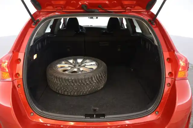 Punainen Farmari, Toyota Auris – TZL-200