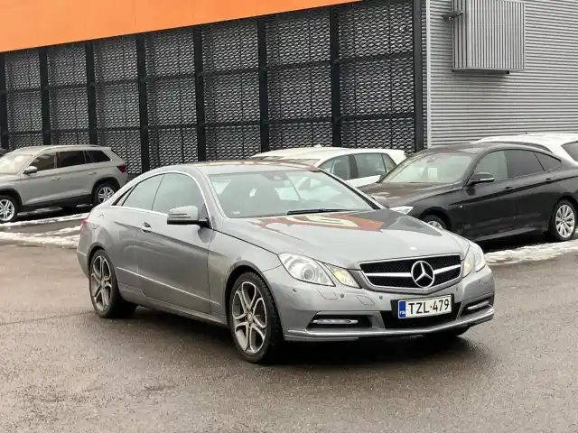 Harmaa Coupe, Mercedes-Benz E – TZL-479