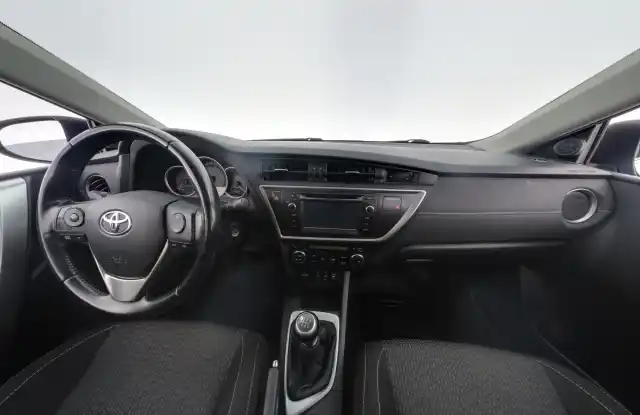 Sininen Farmari, Toyota Auris – TZM-151