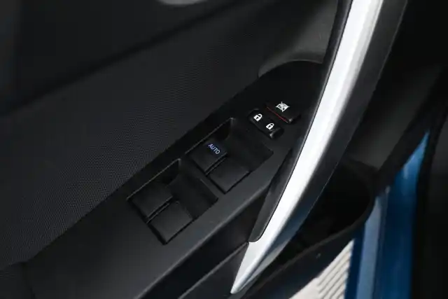 Sininen Farmari, Toyota Auris – TZM-151