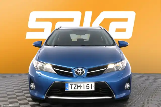Sininen Farmari, Toyota Auris – TZM-151