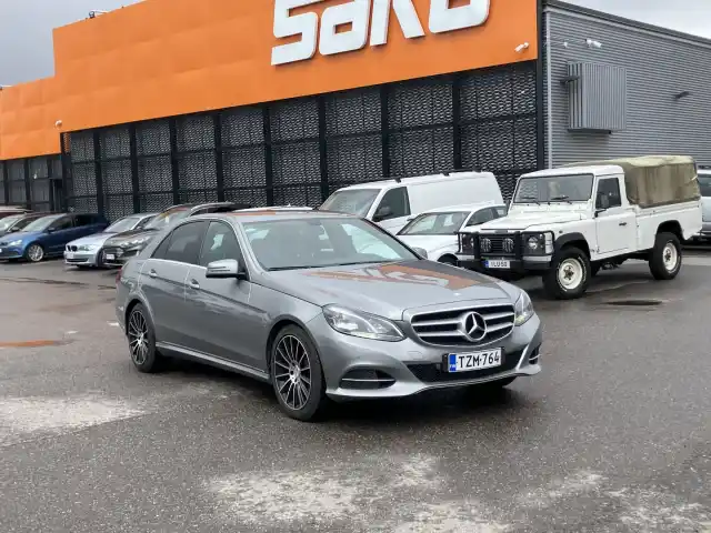 Vihreä Sedan, Mercedes-Benz E – TZM-764