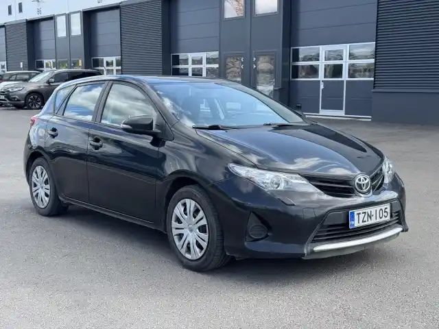 Musta Viistoperä, Toyota Auris – TZN-105
