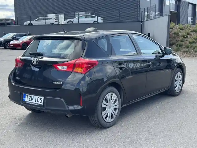 Musta Viistoperä, Toyota Auris – TZN-105
