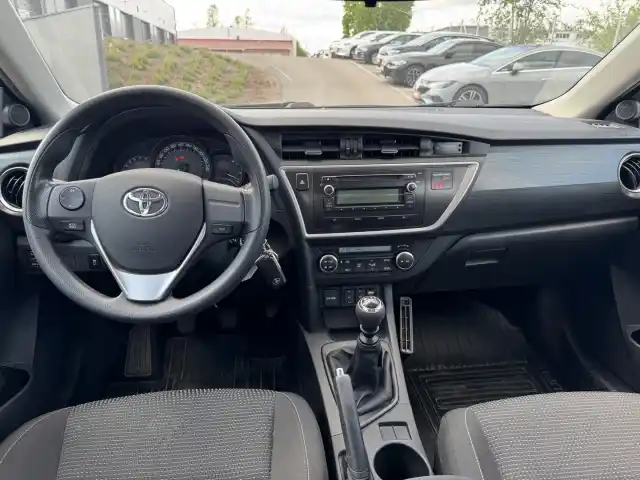 Musta Viistoperä, Toyota Auris – TZN-105