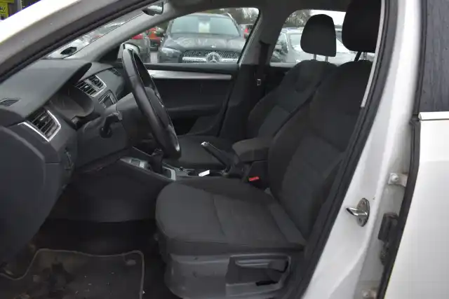 Valkoinen Farmari, Skoda Octavia – TZN-303