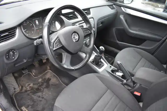 Valkoinen Farmari, Skoda Octavia – TZN-303