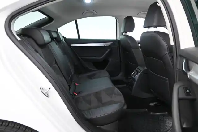 Valkoinen Viistoperä, Skoda Octavia – TZN-332